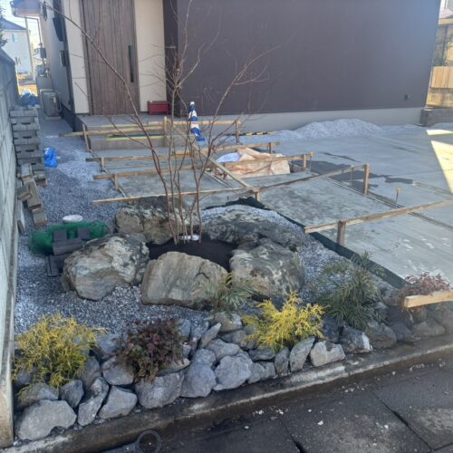 アプローチ側にもみじと下草の植え込み作業となります。