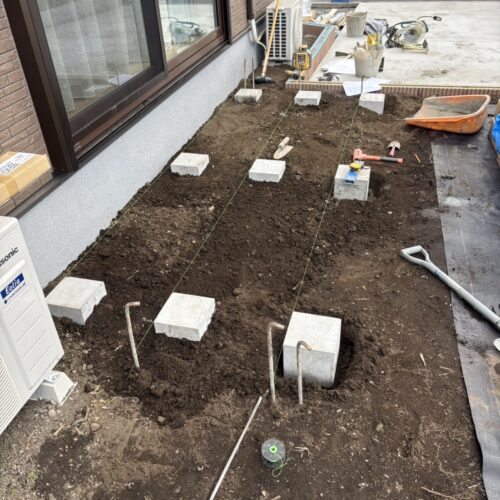 テラスのウッドデッキの設置作業となります。まずは柱部分の束石の設置となります。