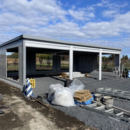 イナバガレージ3台用の組み立て設置作業となります。