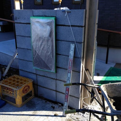 門袖部分のポストを埋め込みましてブロック積み作業となります。。