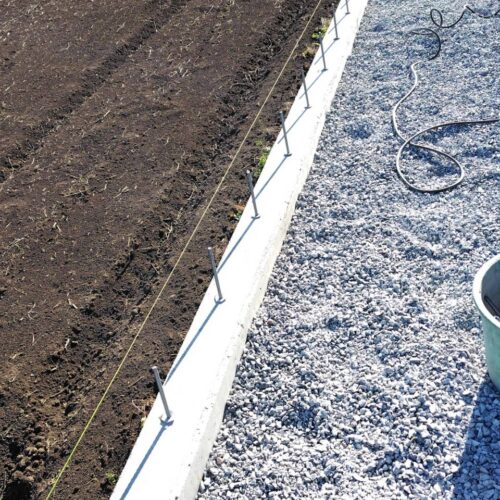 北側と東側の境界側のブロック積みの為にケミカルアンカーの打ち込み作業となります。