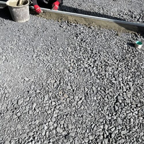 ガレージ内のコンクリートの見切りとなりますエキスパンタイの設置となります。