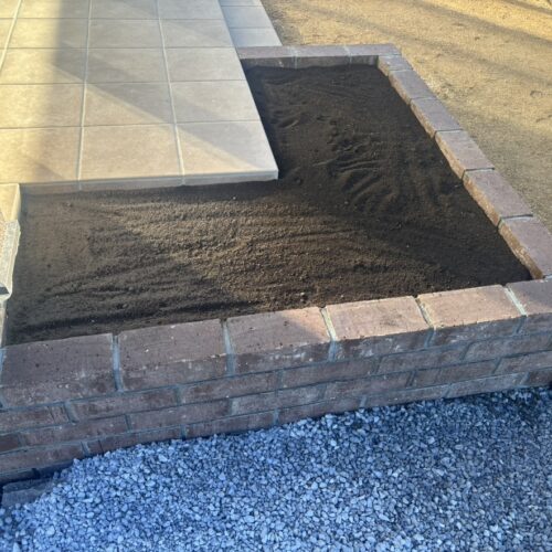 レンガの花壇の中へ土入れ作業まで完了となります。