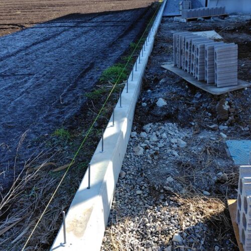 既存基礎へケミカルアンカーを打ち込みましてこれよりブロック積み作業開始です。