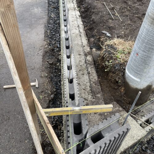 南側と西側の境界側のブロック積み作業開始となります。