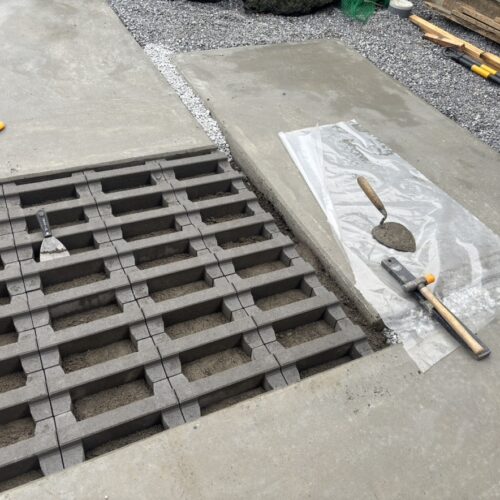 アプローチへグラスハイブリックのボーダー材を敷き入れて参ります。