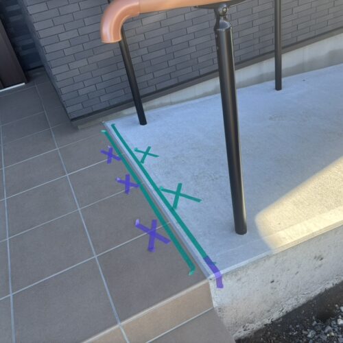 既存のタイルとスロープコンクリートの取り合い部分へのコーキング入れ作業となります。