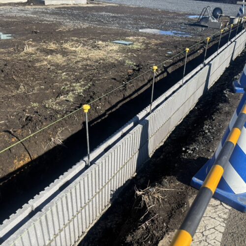 南側の境界ブロック積みとブロックの目地入れ作業となります。