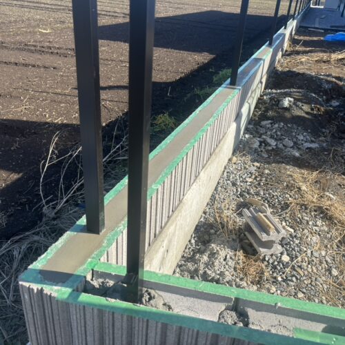 外周境界ブロックへのブロック天端均し作業となります。