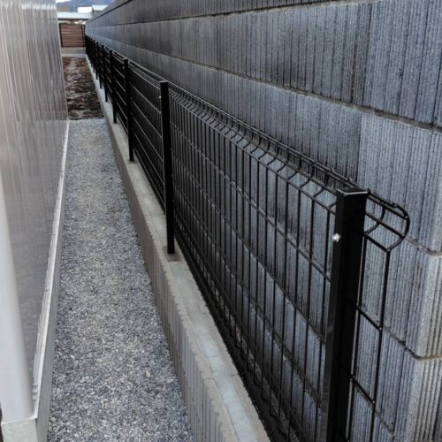 南側境界側のフェンスの柱の建て込みの後にフェンス本体の設置作業となります。