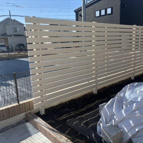 目隠しフェンスのルシアスフェンスの設置作業となります。本年の工事作業は本日までとなります。今年もお世話になりましてありがとうございました。