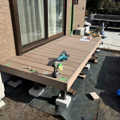 ウッドデッキの幕板とコーナー部材の取付けを行いました。