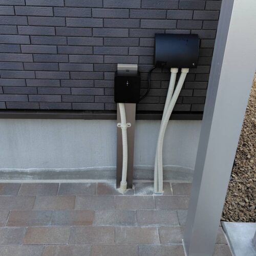 照明器具の取付けとなります。トランスを設置しまして照明器具への接続完了です。