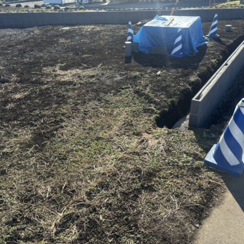 南西側の境界側のブロック積み作業後の養生中となります。次はガレージ側のコンクリートの打設準備となります。