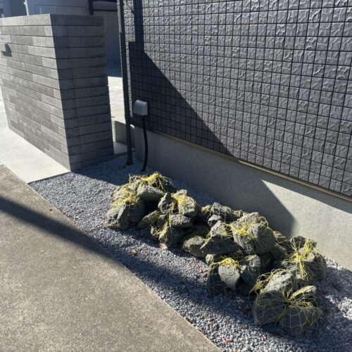 花壇に入りますドランロックの石の材料を搬入となります。次はインターホンカバーの材料が届きしだい門袖に取付けて工事完了予定となります。