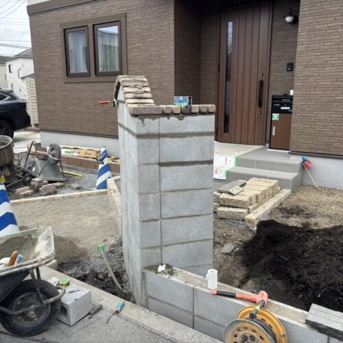 門袖部分の笠木の取付けとなります。門袖の天端は曲線のＲの形を取っております。