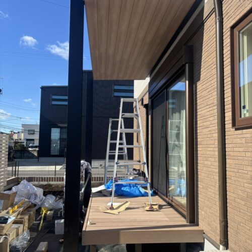 テラス部分の屋根張り作業となります。時折強風が吹き込む時もあり資材の飛散防止に努めて作業を進めて参ります。