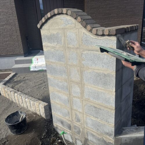 門袖の塗り壁ビブロの下塗り作業となります。下塗り作業の後は乾燥をさせてビブロの仕上げ塗り作業へと進みます。