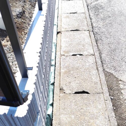 茶色系の砕石のチャートを敷き込む為のスキトリ整地作業となります。