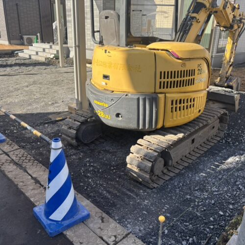 駐車場部分の掘削及び砕石入れ作業となります。お天気の日が続きまして順調に工事進行中です。