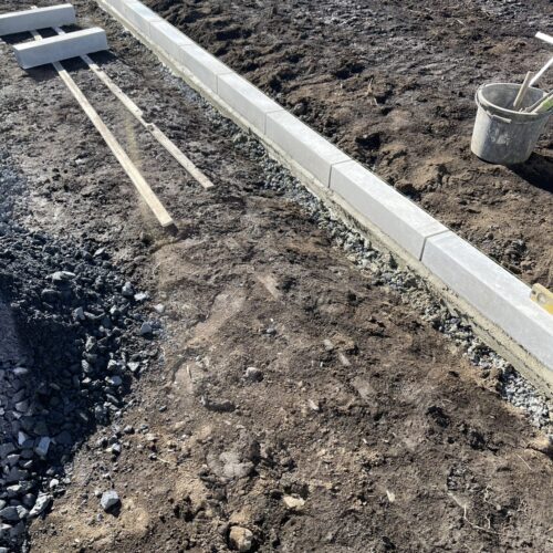 見切り地先ブロック施工です。