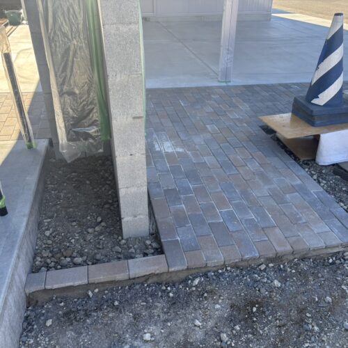 門袖廻りのインターロッキングの見切りの敷設となります。門袖はタイル張りとなりますので下地作業の方は準備完了です。