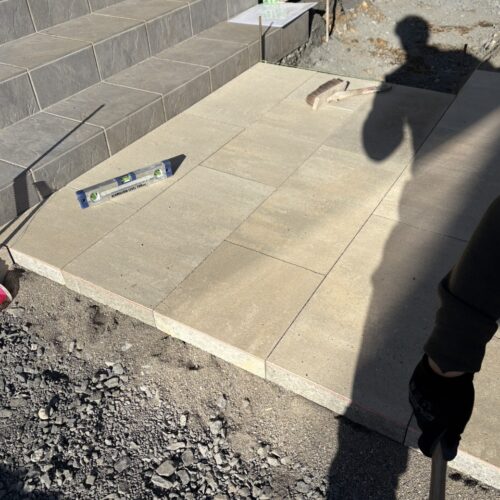 アプローチのTOYOエクレル平板の張り作業です。