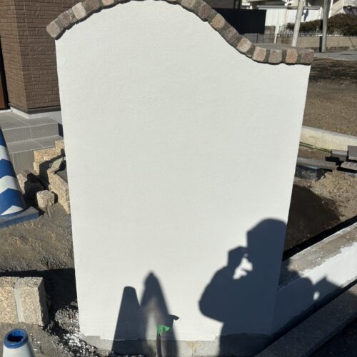 門袖のビブロの塗り壁作業となります。正面側を仕上げまして来週には反対側の塗り壁作業となります。