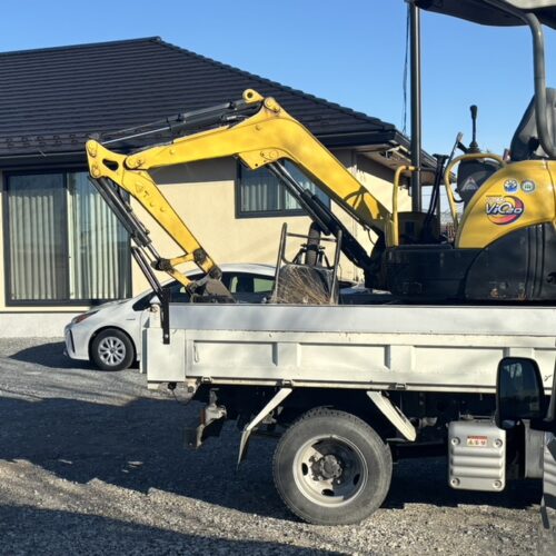 本日より工事着工となります。重機を回送して掘削作業より作業開始です。