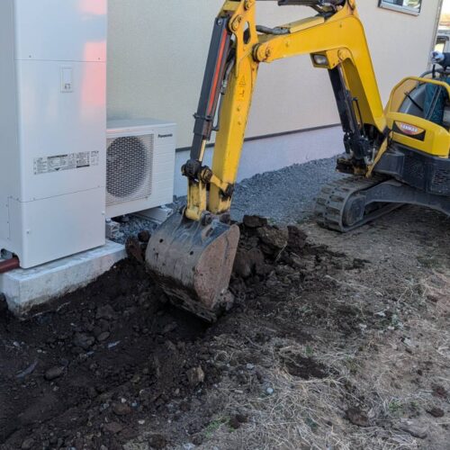 北側の犬走り部分の掘削作業となります。