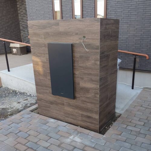 門袖部分に150×600のタイル張り作業が完了となります。天端には笠木の方が取付けとなります。