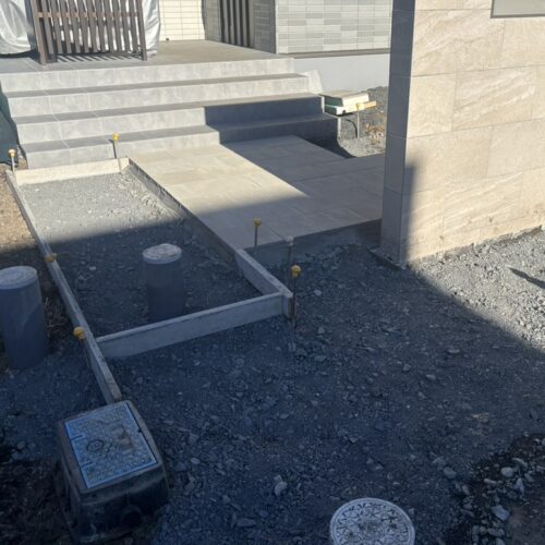 駐車場の見切りと型枠組みの作業となります。今週はコンクリートの打設予定です。