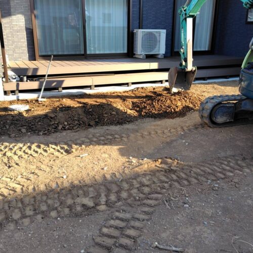 お庭の部分の掘削及びスキトリ作業となります。お庭には防草シートを敷いて茶色の砕石のチャートを敷いて参ります。