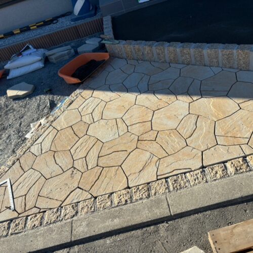 アプローチの乱張り形状をしましたティーナの平板敷き作業となります。