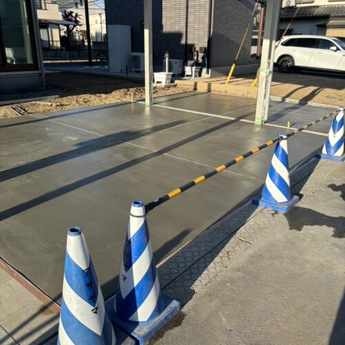 駐車場の土間コンクリートの打設作業となります。