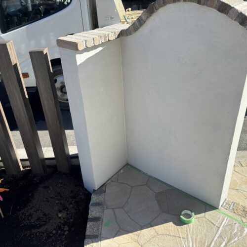 玄関側の門袖の塗り壁ビブロ塗り作業となります。お天気にも恵まれて作業完了です。