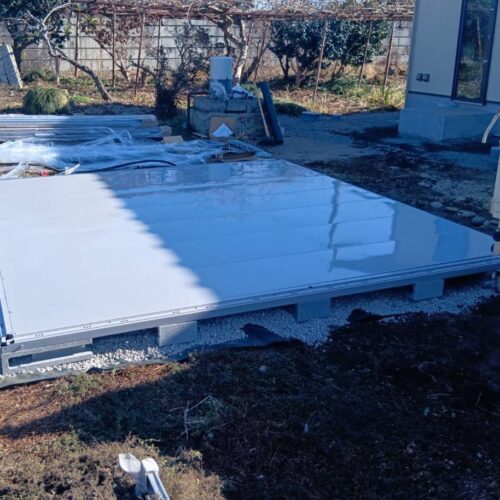 本日はイナバの物置きの材料搬入後に下地の防草シート・6号砕石を敷いて物置きの組み立て作業開始です。