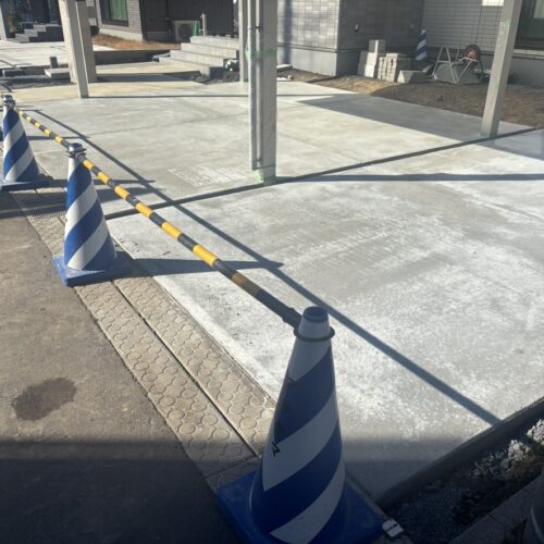 駐車場の土間コンクリートの打設後の養生となります。