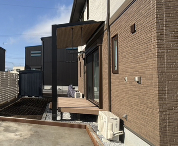 テラス部分に物干しを取付けまして工事作業の本日で作業終了となります。