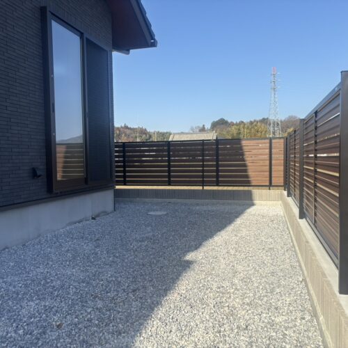 東側のフェンス工事および6号砕石敷きも完了となりましてサッシ部分へのサニージュテラスの作業準備となります