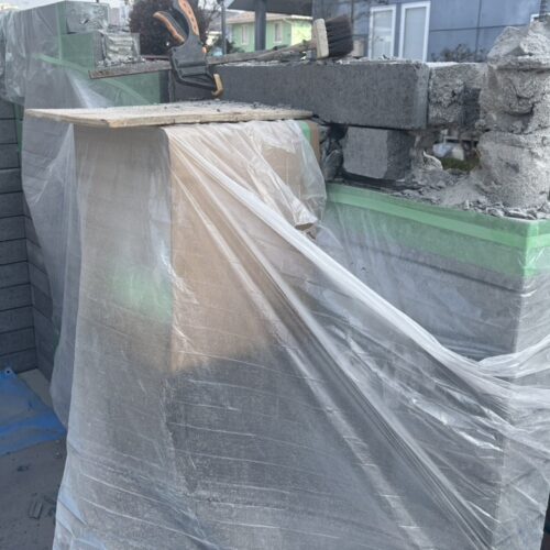 ブロック表札およびインターホンカバー取付けの為の門袖ブロックの一部撤去作業となります。既存ポストの取り合いを慎重にブロックを取り外して参ります。