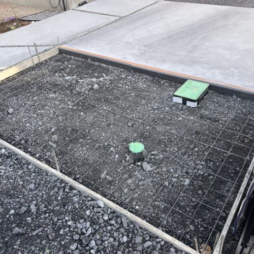 コンクリート打設後の養生も終わりまして脱枠後に見切り部分の砂利止めにグラニートを入れて作業完了となります。