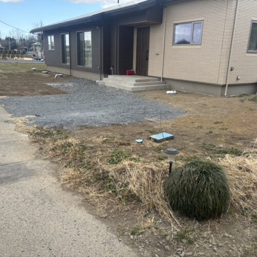 本日は工事着工前のご近隣へのご挨拶にお伺いをさせて頂きました。お待たせ致しました外構工事着工となります。