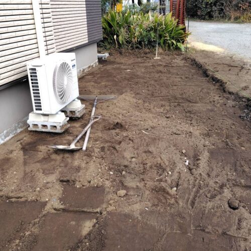 予備の駐車場になる砕石敷き部分の掘削です。