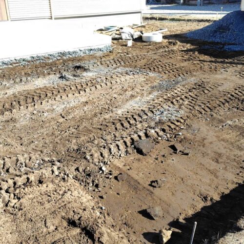 駐車場およびアプローチ部分はコンクリートを打設します。本日はこの部分の掘削作業となります。