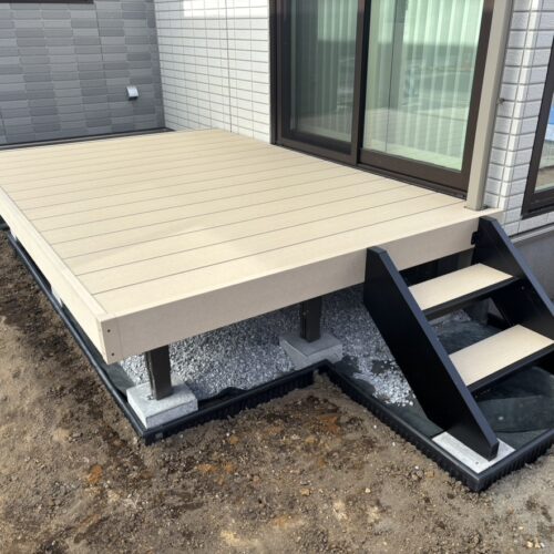 テラスのウッドデッキの設置作業となります。テラス部分が仕上がり出入りがしやすくなりました。