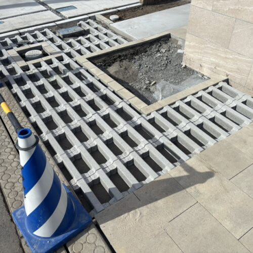 アプローチ門袖前のグラスハイブリックボーダーの敷設作業となります。