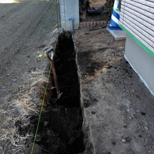 西側の境界ブロック部分の掘削作業となります。隣地側の畑の取り合いを慎重に手掘り作業にて進めて参ります。ブロックベースの掘削です。