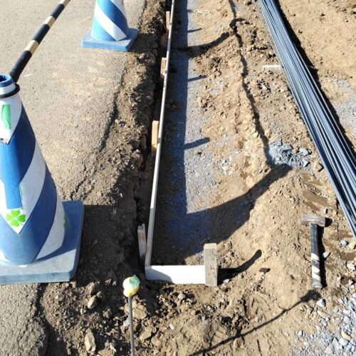 南側の道路側のブロック積み部分に下地ベースコンクリートの為の型枠組み作業となります。