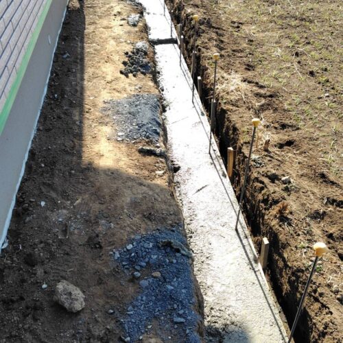 西側の境界側ブロック部分の配筋組み後にブロックのベースコンクリートの打設作業となります。